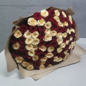 Букет гигант из 125 роз Ред наоми и Беллини в крафт оформлении